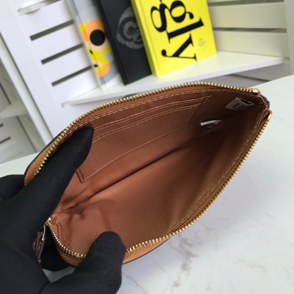コーチ財布着用イメージ